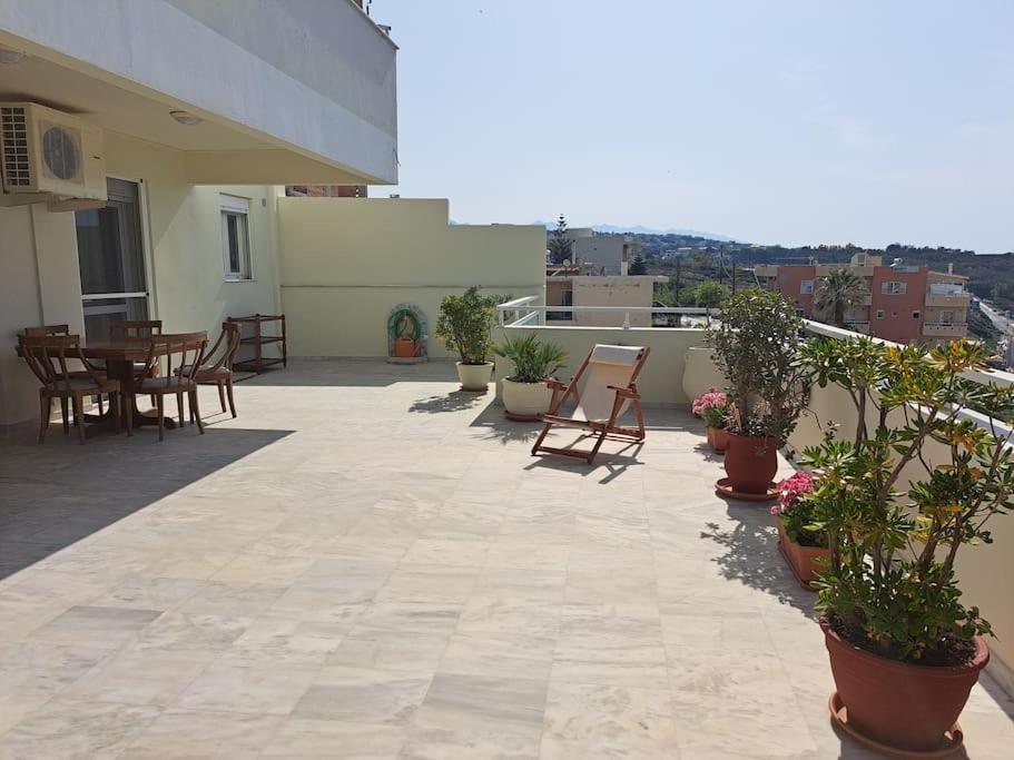 Seaview Flora'S Luxury Apartment-300Meters From The Beach Rethimno Eksteriør billede