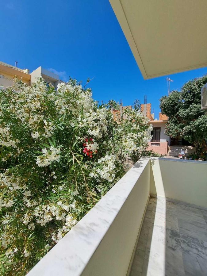 Seaview Flora'S Luxury Apartment-300Meters From The Beach Rethimno Eksteriør billede